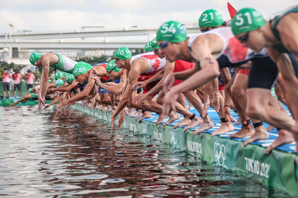 A false start caused by a media boat brought controversy to the triathlon. Photo: Xinhua