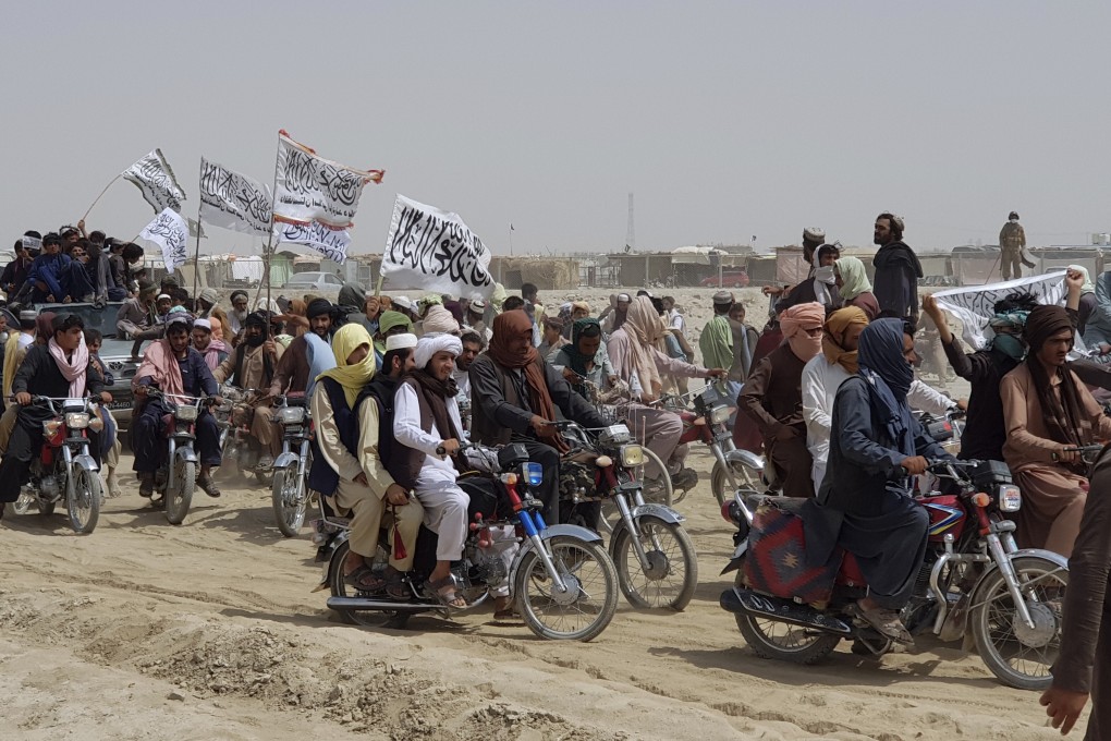 Supporters of the Taliban carry the Taliban's signature white flags in the Afghan-Pakistan border town of Chaman, Pakistan, on July 14. Photo: AP