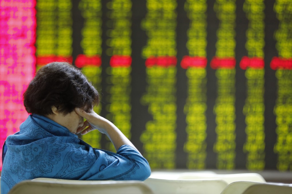 A Chinese investor cannot look, as an electronic board in Beijing shows stock prices plummeting. Photo: EPA-EFE
