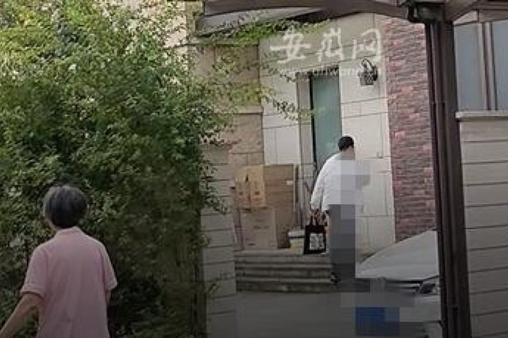 Pictures from a local newspaper investigation show students arriving for private tutoring at a teacher’s house after school hours. Photo: Baidu
