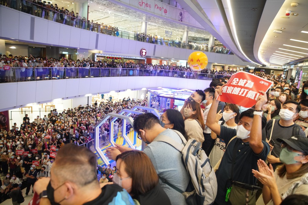 Hundreds gather in APM mall to watch Edgar Cheung in the foil final. Photo: Winson Wong
