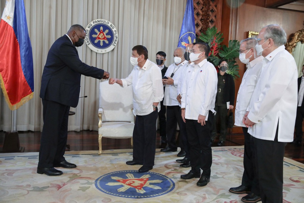 Philippine President Rodrigo Duterte (centre) greets US Secretary of Defence Lloyd Austin at Malacanang Palace in Manila on Thursday. Photo: Philippines’ Presidential Photographers Division via AFP