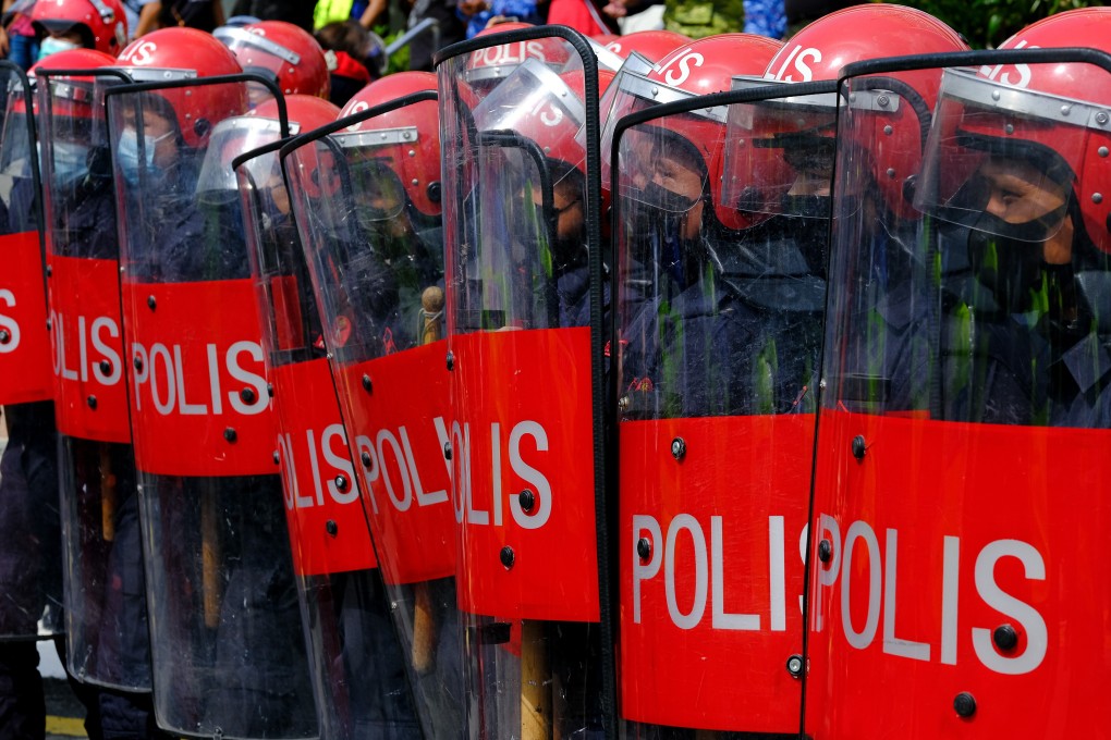 Malaysia’s paramilitary Federal Reserve Unit blocks the main road to parliament in Kuala Lumpur on Monday. Photo: Bloomberg