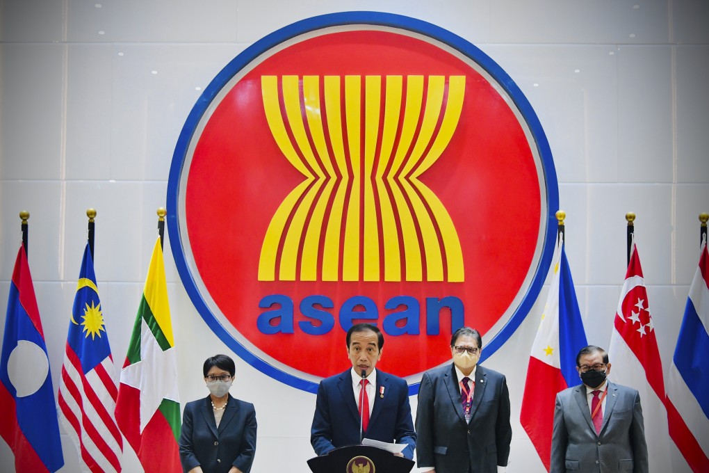 Indonesian Foreign Minister Retno Marsudi (L), President Joko Widodo, Coordinating Minister for Economic Affairs Airlangga Hartarto, and Cabinet Secretary Pramono Anung are seen after a meeting at the Asean Secretariat in Jakarta. Photo: AP