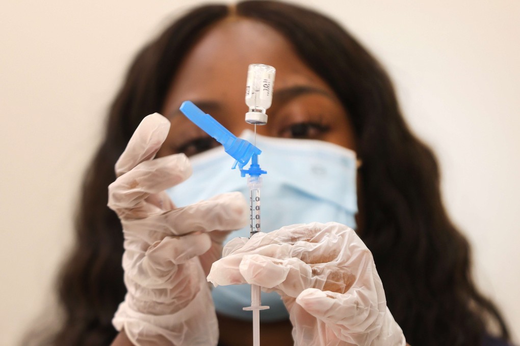 A nurse prepares a dose of the Johnson & Johnson coronavirus vaccine in Los Angeles. Photo: Getty Images / AFP