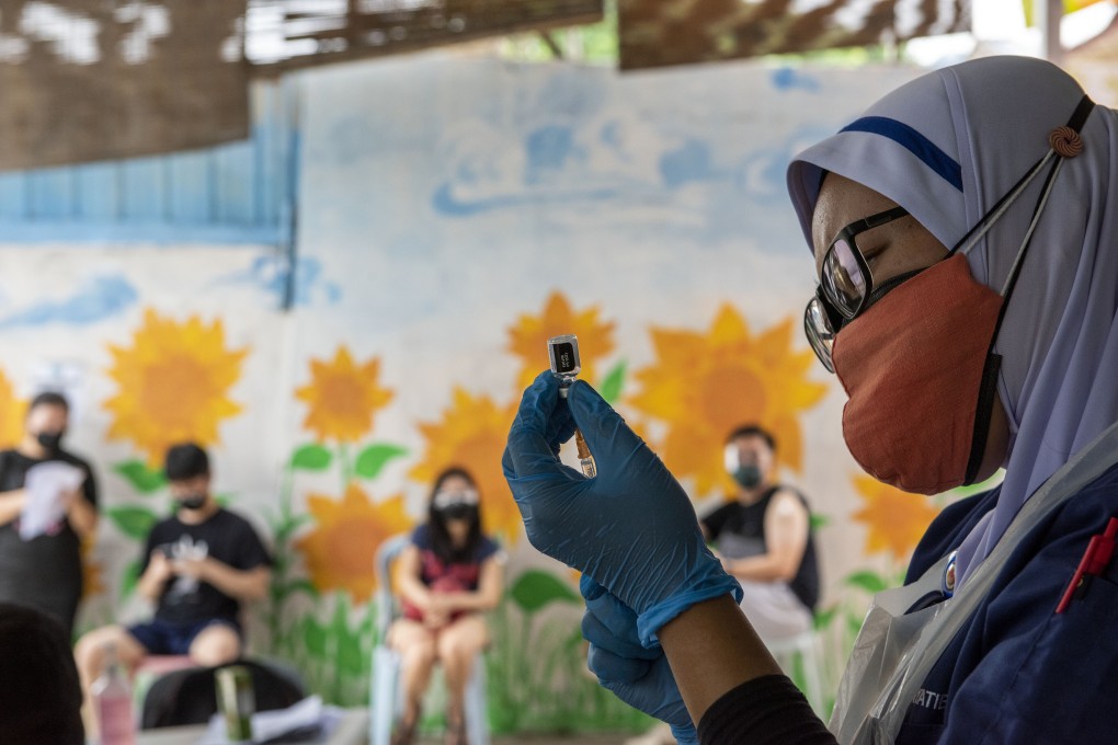 A health worker prepares a Covid-19 vaccine shot in Kuala Lumpur. Photo: Xinhua