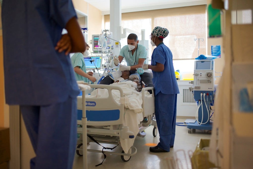 Medical staff intubate a Covid-19 patient at the intensive care unit of the Les Abymes hospital in Pointe-a-Pitre on Guadeloupe. Photo: AFP