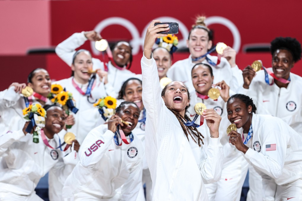 Team USA pose for a photo after beating hosts Japan to win the women’s basketball gold medal at the Tokyo Olympics on Sunday. Photo: Xinhua