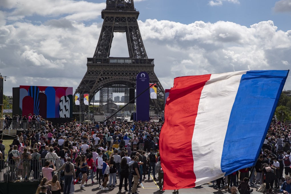 A crowd gathers in front of the Eiffel Tower in Paris on Sunday ahead of a broadcast of the Olympic handover ceremony between the Tokyo Olympics and the Paris 2024 Olympics. Photo: EPA-EFE