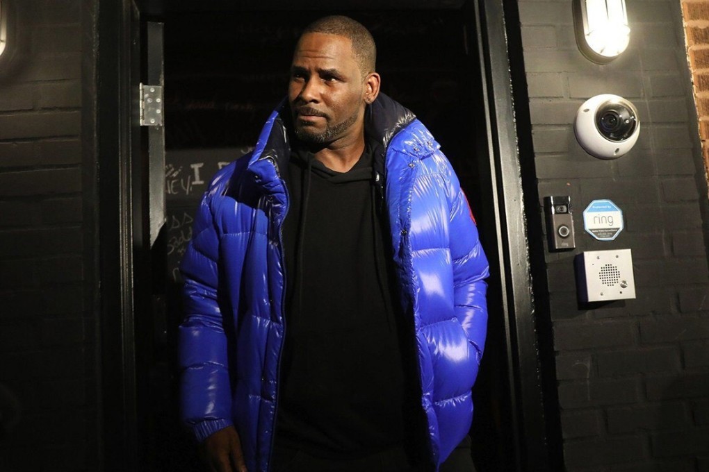 R. Kelly emerges from his studio in Chicago before turning himself in to police in 2019. Photo: Abel Uribe/Chicago Tribune/TNS