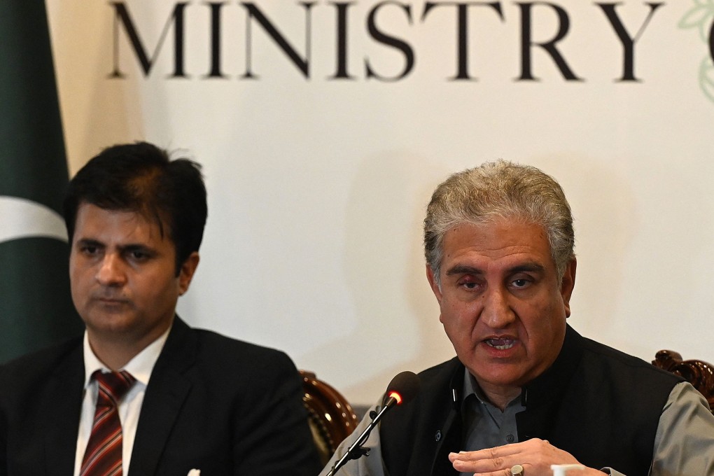 Pakistan's Foreign Minister Shah Mehmood Qureshi (R) and Javed Iqbal, chief of the Counter Terrorism Department in Khyber Pakhtunkhwa province, speak about the investigation into last month’s deadly bus blast. Photo: AFP