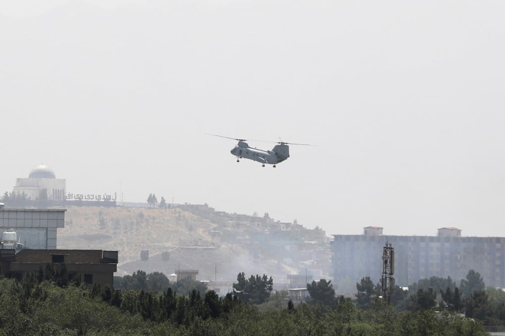 A US Chinook helicopter flies over the city of in Kabul, Afghanistan. Photo: AP