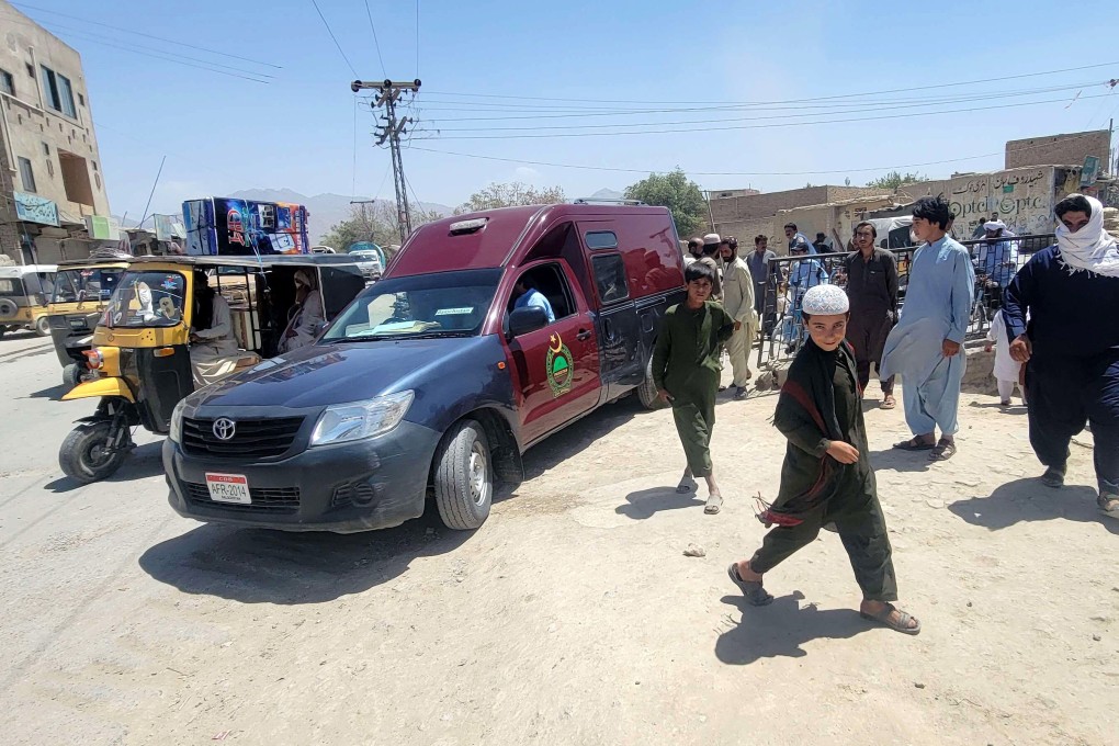 People survey the site of a hand grenade attack in Quetta, Pakistan on Saturday. Photo: EPA-EFE
