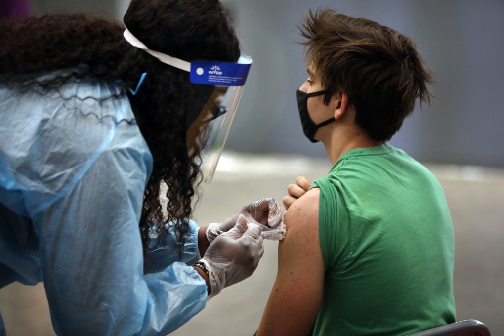 A nurse administers the coronavirus vaccine to a pupil at San Pedro Senior High School in Los Angeles. Photo: Los Angeles Times / TNS