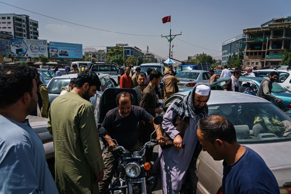 Pedestrians and motorists got caught up in traffic gridlock as Afghans rushed to safety ahead of the Taliban takeover of the capital. Photo: Los Angeles Times/TNS