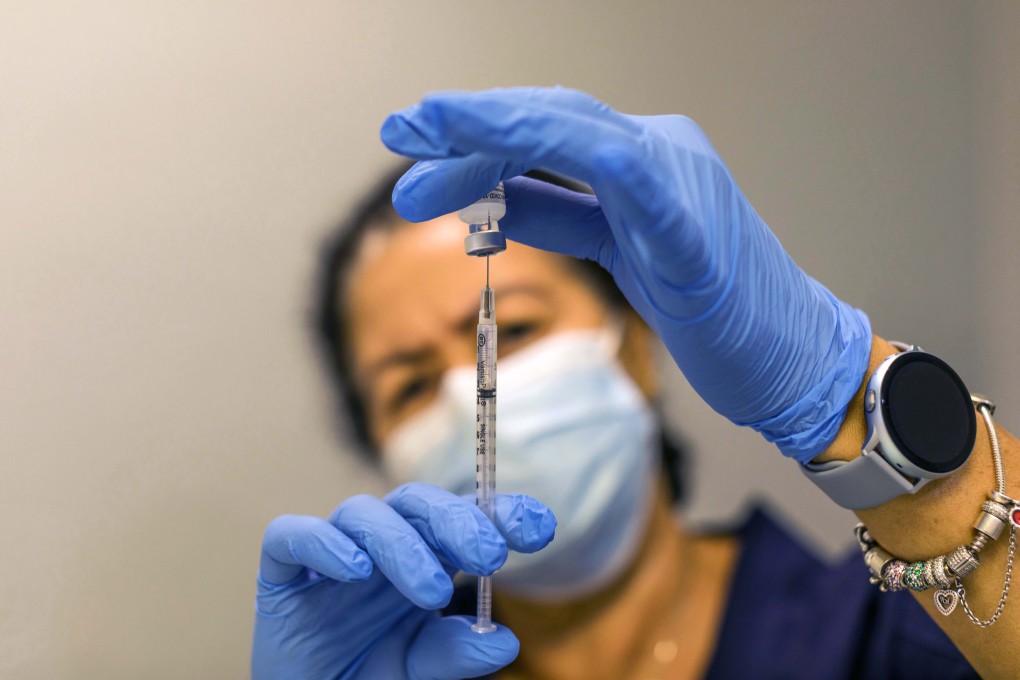 A health care worker prepares a dose of the Pfizer-BioNTech Covid-19 vaccine in Lake Worth, Florida. Photo: Bloomberg