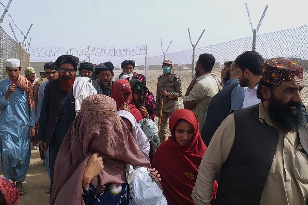 People cross the border from Afghanistan into Pakistan to flee the Taliban’s advance. Photo: AP