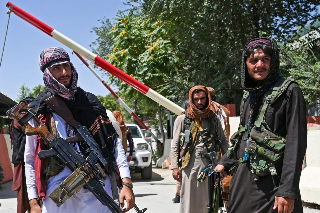 Taliban fighters stand guard near Zanbaq Square in Kabul. Photo: TNS