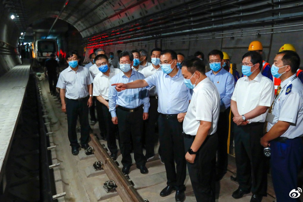 Chinese Premier Li Keqiang visited the subway accompanied by local officials. Photo: Weibo