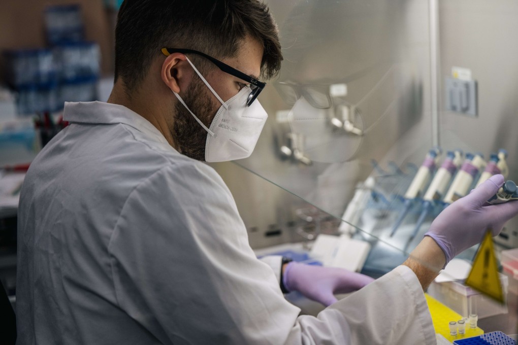 A US lab technician in Texas analyses Covid-19 samples. Photo: Getty Images/AFP
