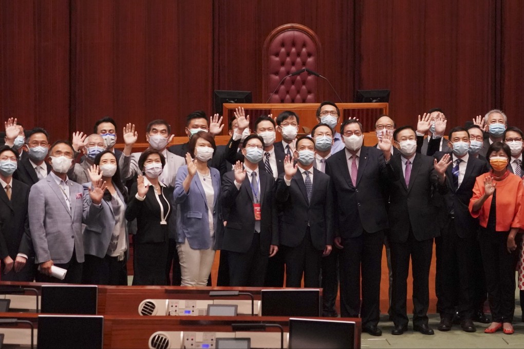 Huang Liuquan, deputy director of the State Council’s Hong Kong and Macau Affairs Office, poses with the Beijing delegation and local lawmakers. Photo: Felix Wong