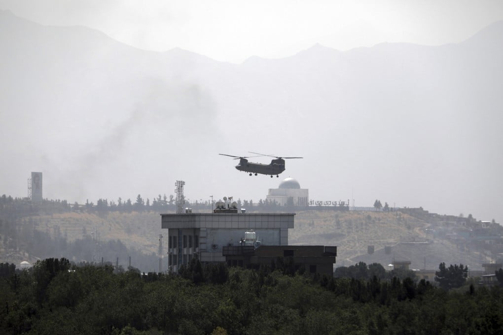 An American Chinook helicopter flies over the US Embassy in Kabul, Afghanistan, on August 15. Photo: AP