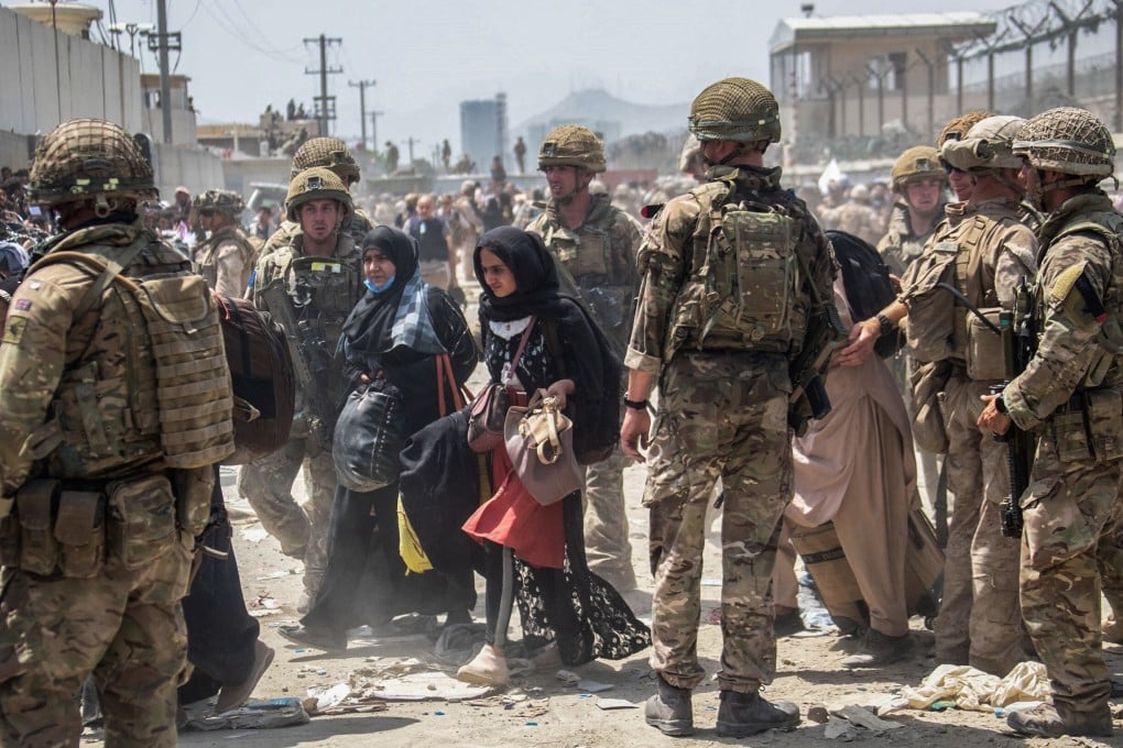 Members of the British and US military evacuate Afghans from Kabul airport. Photo: Ministry of Defence via PA Media/dpa