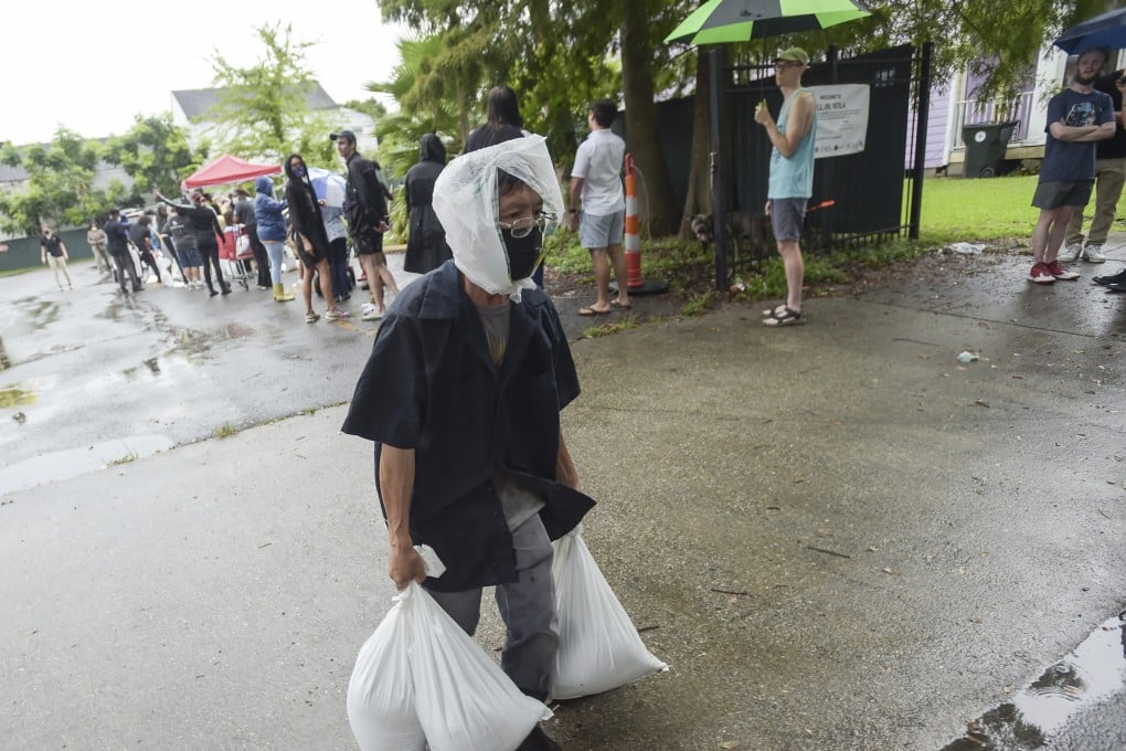 A resident takes home sandbags in New Orleans. Photo: The Times-Picayune/The New Orleans Advocate via AP