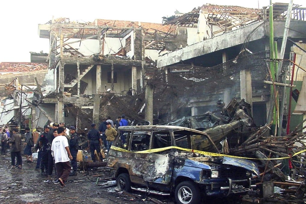 Police officers inspect the ruins of a nightclub destroyed by an explosion in Denpasar, Bali, Indonesia in October 2002. Photo: AP