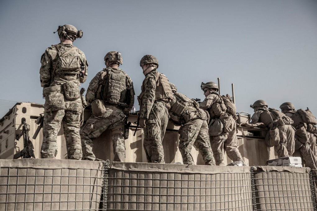 US service members assist with security at Hamid Karzai International Airport, Kabul, on August 26. Photo: US Marine Corp