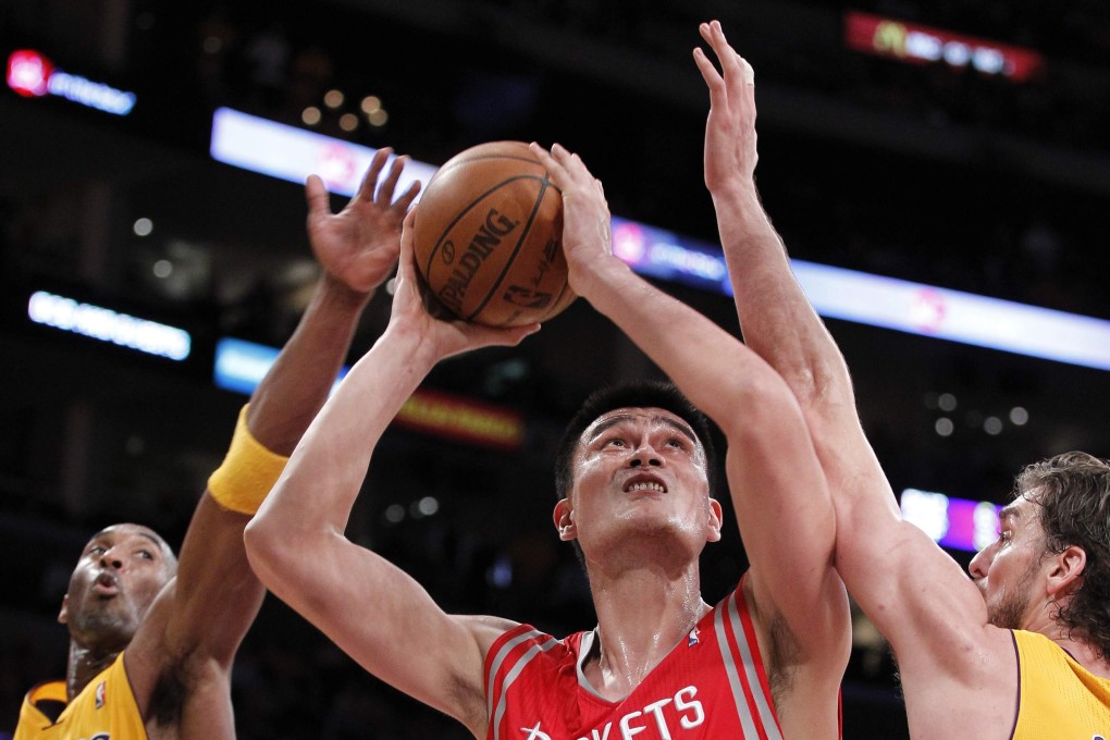 Houston Rockets centre Yao Ming of China (goes up to shoot past Los Angeles Lakers players Kobe Bryant and Pau Gasol during a 2010 NBA game. Photo: Reuters