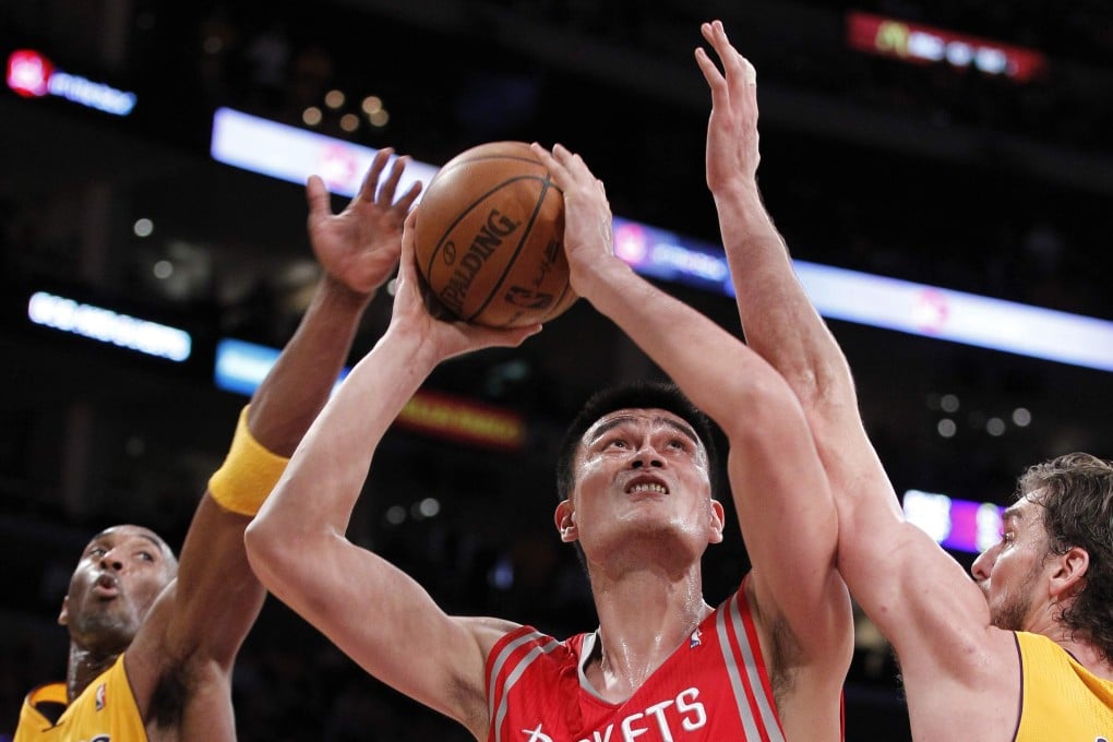 Houston Rockets centre Yao Ming of China (goes up to shoot past Los Angeles Lakers players Kobe Bryant and Pau Gasol during a 2010 NBA game. Photo: Reuters