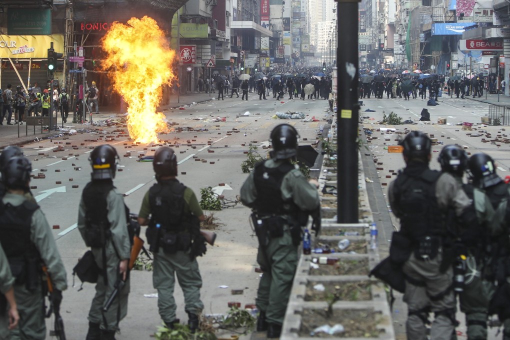 Police and protesters clash in Tsim Sha Tsui on November 18, 2019. Photo: Winson Wong