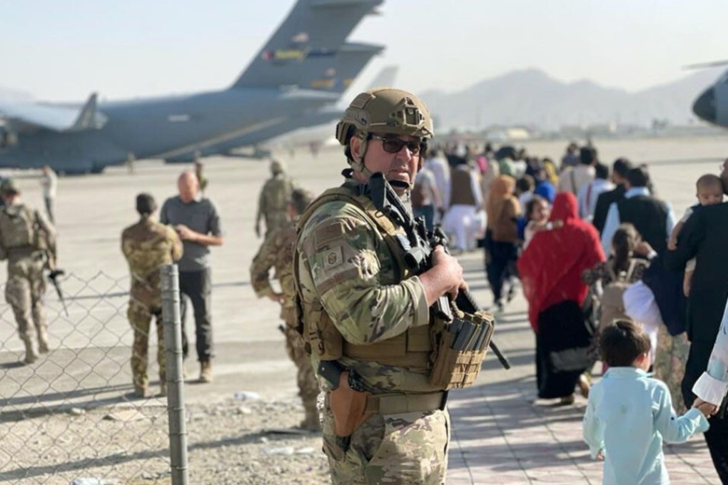 A US soldier stands guard at Kabul’s airport on Friday, a day after deadly attacks claimed by Islamic State. Photo: Kyodo