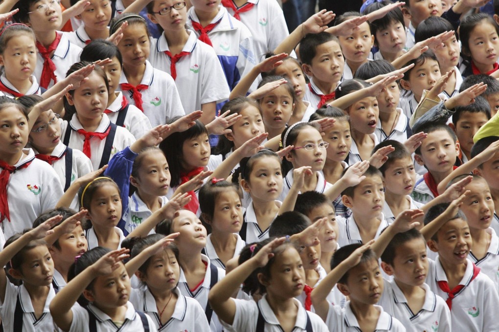 Pupils salute during a flag-raising ceremony on the first day of their new semester at a school in the Shaanxi provincial capital of Xi'an on September 1, 2007. Photo: Reuters
