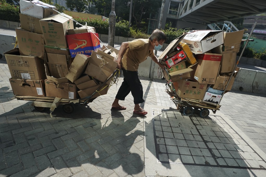 An elderly Hongkonger collects cardboard on the streets of Wong Tai Sin. Photo: Felix Wong