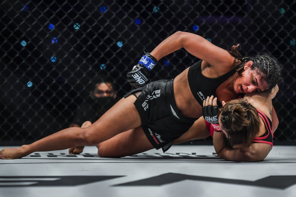 Ritu Phogat punches Meng Bo. Photos: ONE Championship