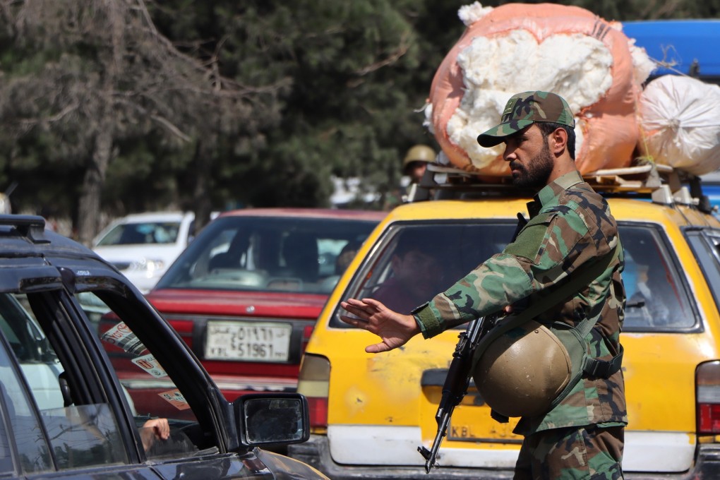 A Taliban fighter stands guard at a check point in Kabul, Afghanistan. Photo: EPA-EFE