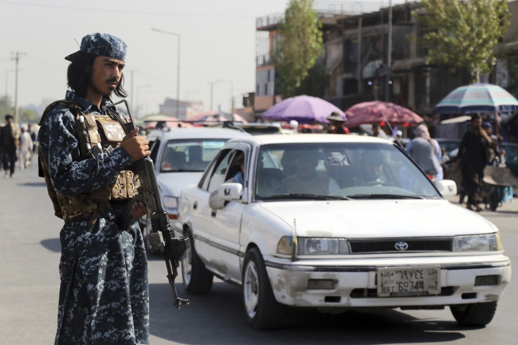 A Taliban fighter stand guards in Kabul. Photo: AP
