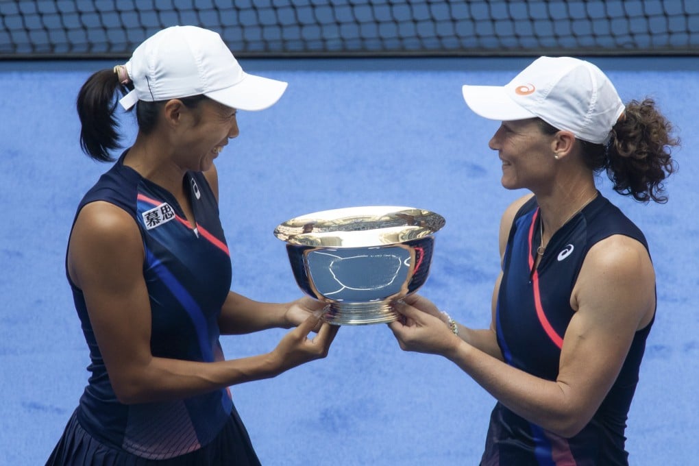 Zhang Shuai and Samantha Stosur with the US Open women's doubles trophy after beating Coco Gauff and Caty McNally in the 2021 final. Photo: Xinhua