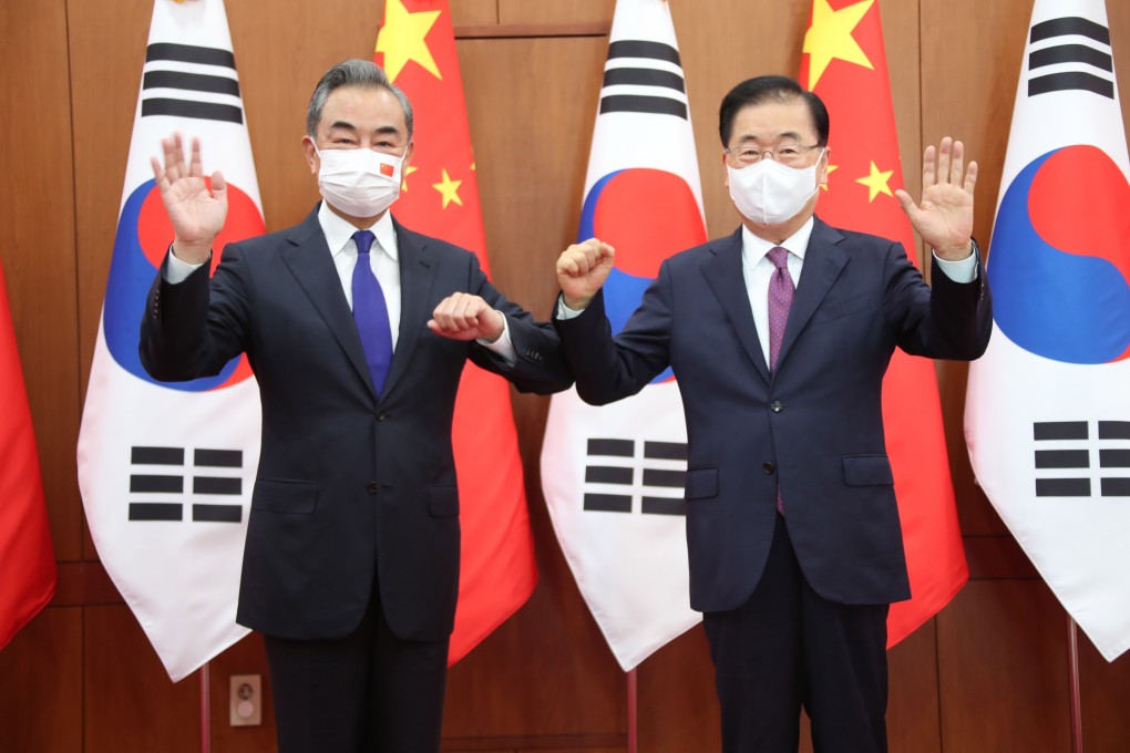 Chinese Foreign Minister Wang Yi and South Korean Foreign Minister Chung Eui-yong bump elbows ahead of their talks at the foreign ministry in Seoul on September 15. Photo: EPA-EFE