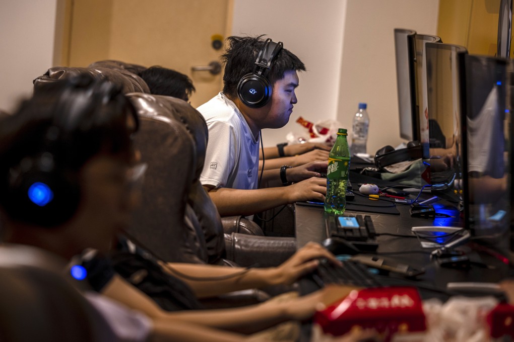 People play games in the video gaming centre of Shanghai, China, 31 August 2021. Photo: EPA-EFE