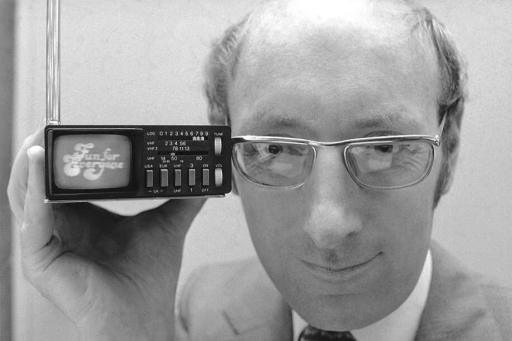 Clive Sinclair, founder of Sinclair Radionics, displays his company’s ‘Microvision’ portable television in New York in 1977. Photo: AP
