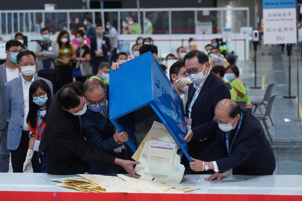Erick Tsang and Barnabas Fung get the counting under way. Photo: Sam Tsang