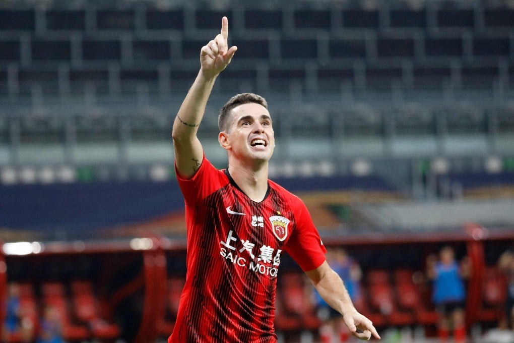 Shanghai SIPG's Oscar gesturing to fans during the team's 2020 Chinese Super League win over Beijing Guoan. Photo: AFP