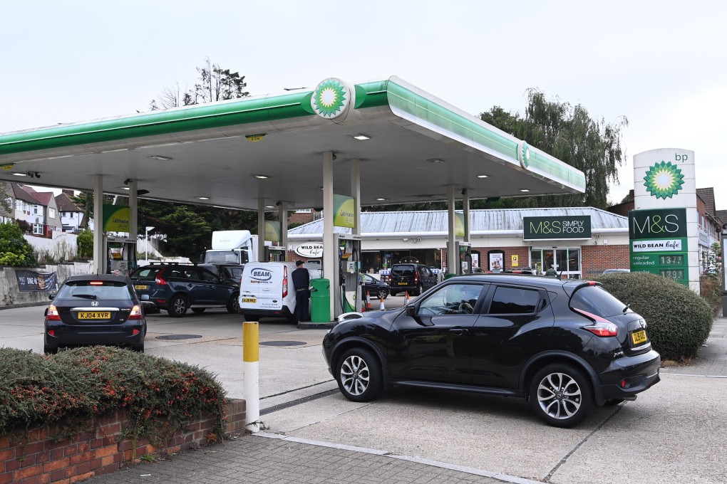 Queues formed at some petrol stations in London on Friday as motorists rushed to fill up. Photo: EPA-EFE