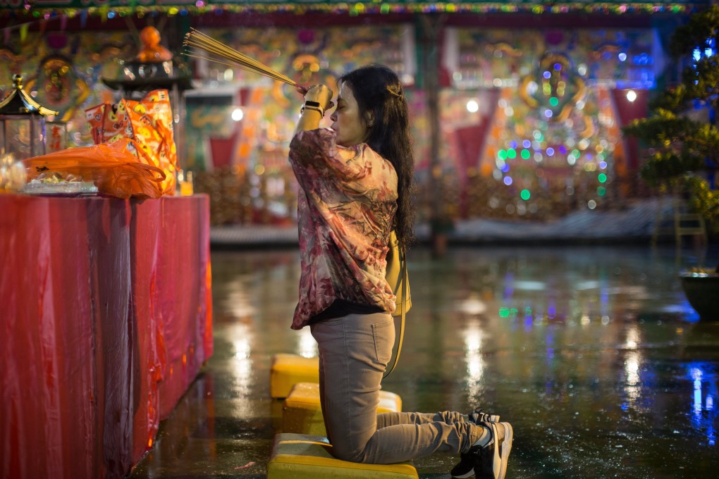 Buddhism influencers often visit temples and perform traditional acts such as praying. Photos: EPA-EFE
