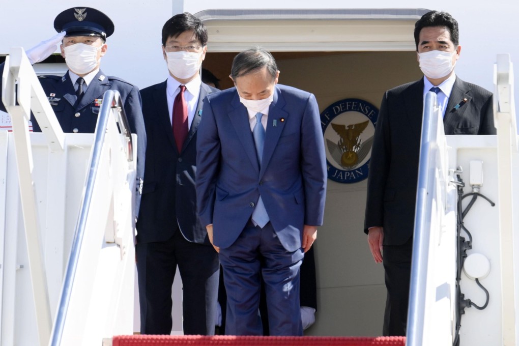 Japanese Prime Minister Yoshihide Suga bows before leaving Washington on Saturday, after taking part in a Quad summit meeting. Photo: Kyodo