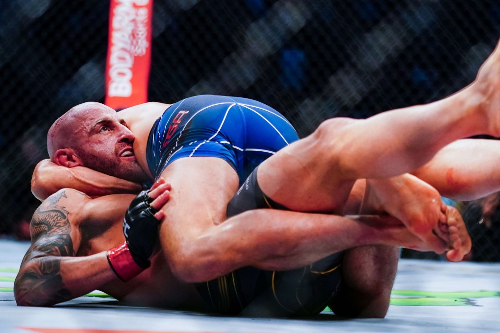 Brian Ortega tries to submit Alexander Volkanovski with a guillotine choke. Photo: AFP