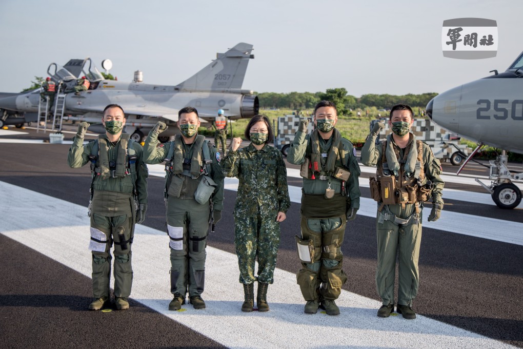 President Tsai Ing-wen (centre) poses with fighter jet pilots after an emergency take-off and landing drill in Pingtung, Taiwan, on September 15. Photo: EPA-EFE/Taiwan Military News Agency/Handout